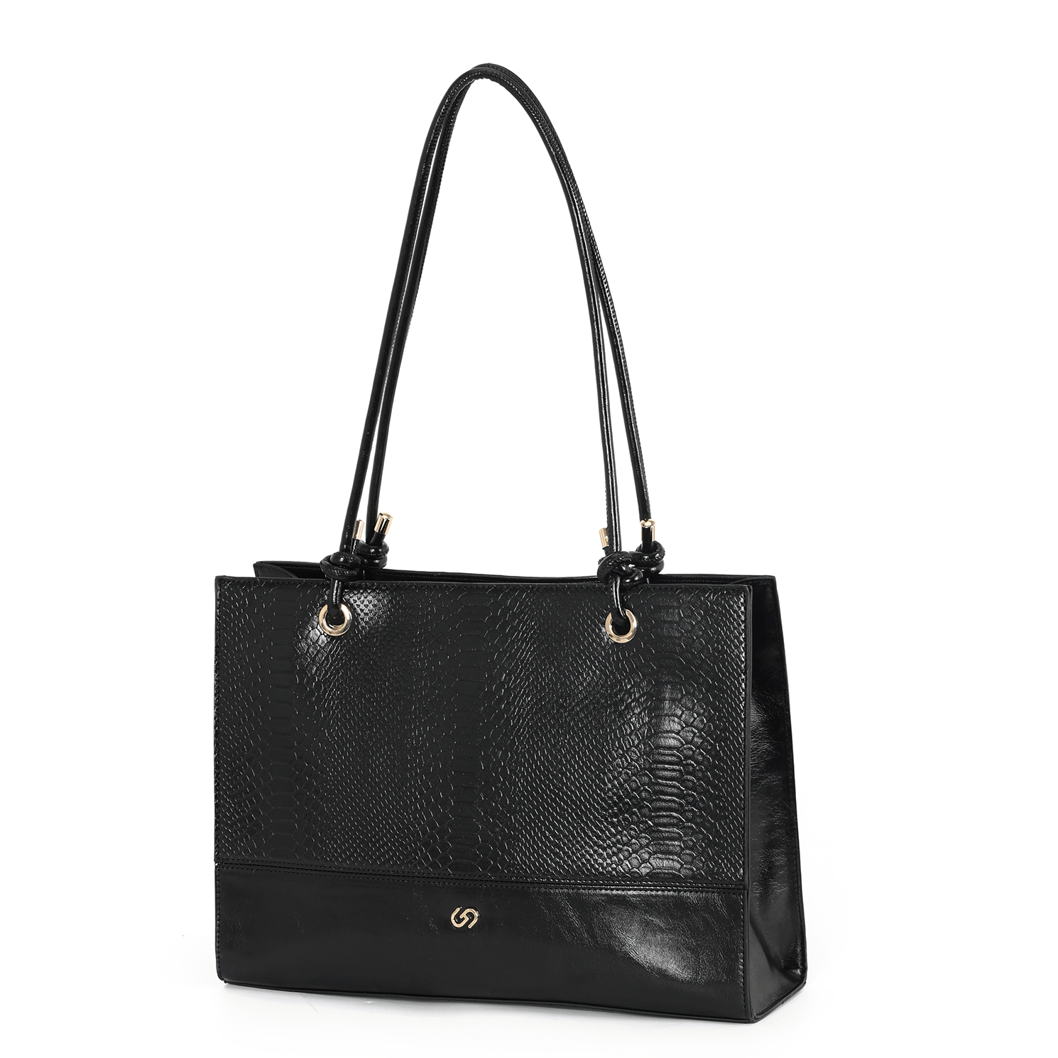 Bolsa Gash preta retangular com acabamento acetinado e argolas metálicas douradas em vista lateral